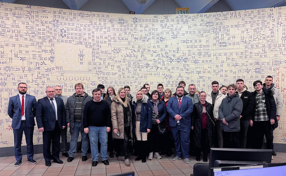 Общая.jpeg Сотрудники филиала «Минские кабельные сети», студенты и преподаватели энергетического факультета на щите управления